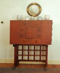 Schrank auf Ständer, entworfen von Sidney Barnsley, ca. 1910